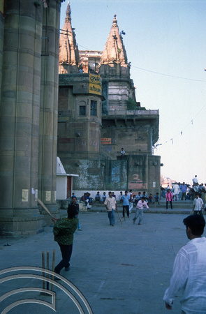 T6786. Cricket at the Ghats. Varanasi. Uttar Pradesh. India. February 1998