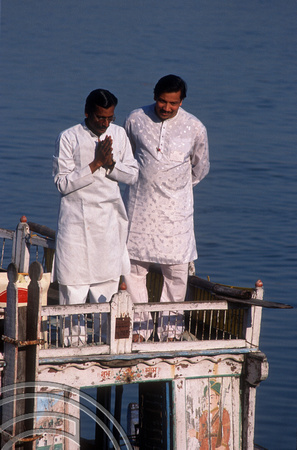 T6796. People at the ghats. Varanasi. Uttar Pradesh. India. February 1998