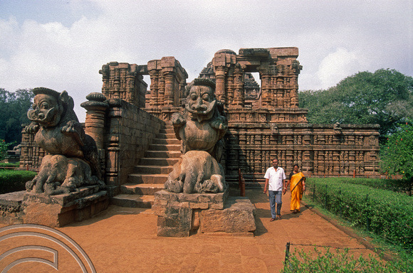 T6745. The Nritya Mandapa and Sun Temple. Konarak. Orissa. India. February 1998