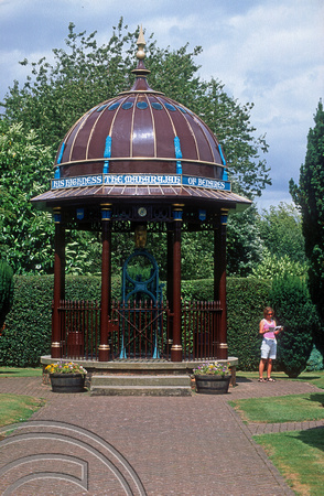 T15628. Cupola over the Maharajah's Well.  Stoke Row. Oxfordshire. England. 21st July 2003