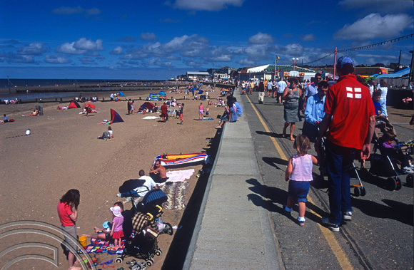 T15680. Holidaymakers on the beach. Hunstanton. Norfolk. England. 24th August 2003