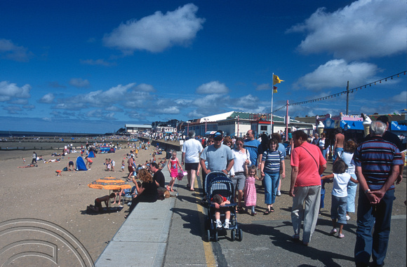 T15683. Holidaymakers on the beach. Hunstanton. Norfolk. England. 24th August 2003