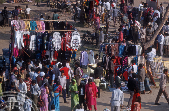 T04190. Market on the banks of the Yamuna river seen from the Red Fort. Delhi. India. December 1993