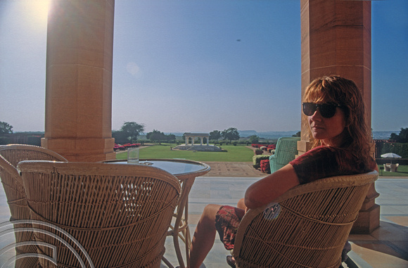 T04218. Lynn waiting for sunset. The Umaid Bhawan Palace. Jodhpur. India. 14th December 1993