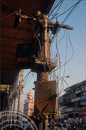 T4202. Dodgy wiring. Chandni Chowk. Old Delhi. India. December 1993