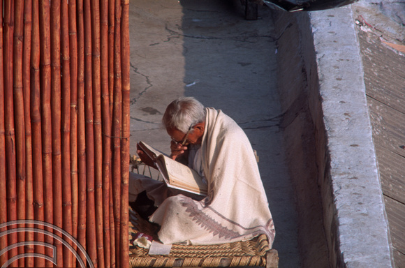 T4210. Old man reading a book. Old Delhi. India. December 1993