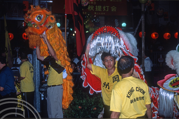T015701. Men working dragon come up for air. Keong Saik Rd. Chinatown. Singapore. 6th September 2003