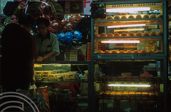 T015816. Shopping for mooncakes. Singapore. 8th September 2003