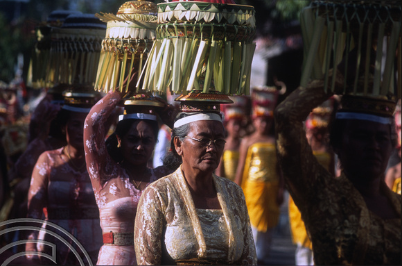 T015920. Women carrying offerings in a procession. Ubud. Bali. Indonesia. 19th September 2003