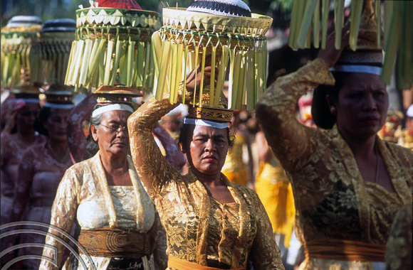 T015919. Women carrying offerings in a procession. Ubud. Bali. Indonesia. 19th September 2003