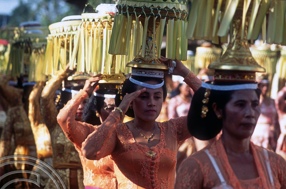 T015918. Women carrying offerings in a procession. Ubud. Bali. Indonesia. 19th September 2003