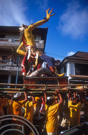 T015898. Men carry a statue of a god in a procession. Ubud. Bali. Indonesia. 19th September 2003