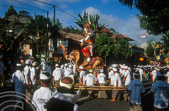 T015900. Men carry a statue of a god in a procession. Ubud. Bali. Indonesia. 19th September 2003