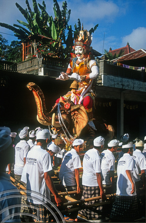 T015903. Men carry a statue of a god in a procession. Ubud. Bali. Indonesia. 19th September 2003