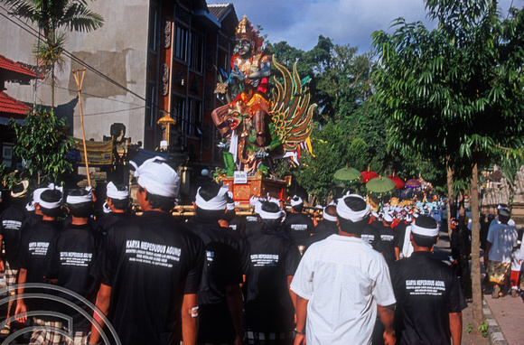 T015905. Men carry a statue of a god in a procession. Ubud. Bali. Indonesia. 19th September 2003