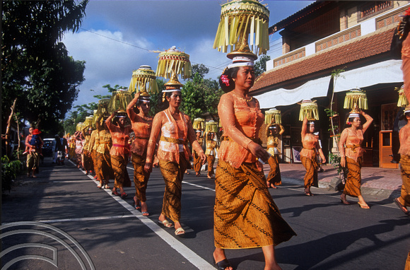T015907. Women carrying offerings in a procession. Ubud. Bali. Indonesia. 19th September 2003