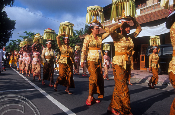 T015908. Women carrying offerings in a procession. Ubud. Bali. Indonesia. 19th September 2003