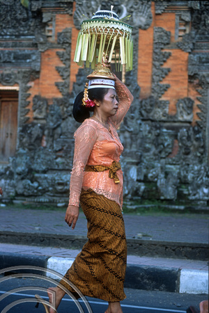 T015935. Woman carrying offerings in a procession. Ubud. Bali. Indonesia. 19th September 2003