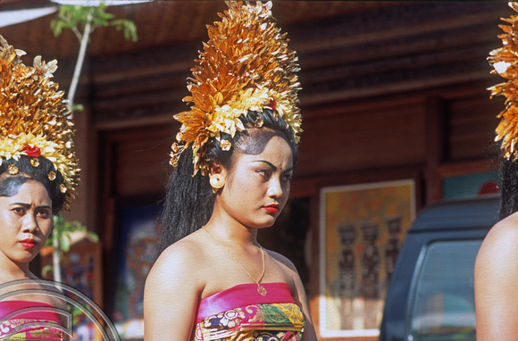 T015930. Woman in a procession. Ubud. Bali. Indonesia. 19th September 2003