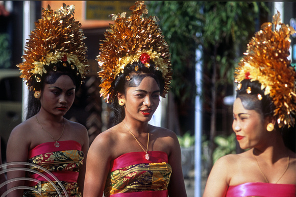 T015943. Women in a procession. Ubud. Bali. Indonesia. 19th September 2003