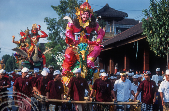 T015949. Carrying the statue of a God in a procession. Ubud. Bali. Indonesia. 19th September 2003