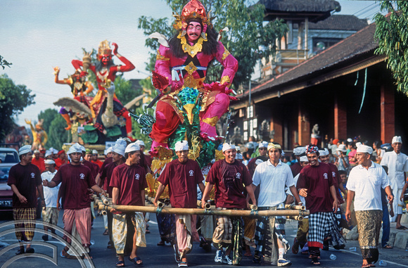 T015950. Carrying the statue of a God in a procession. Ubud. Bali. Indonesia. 19th September 2003