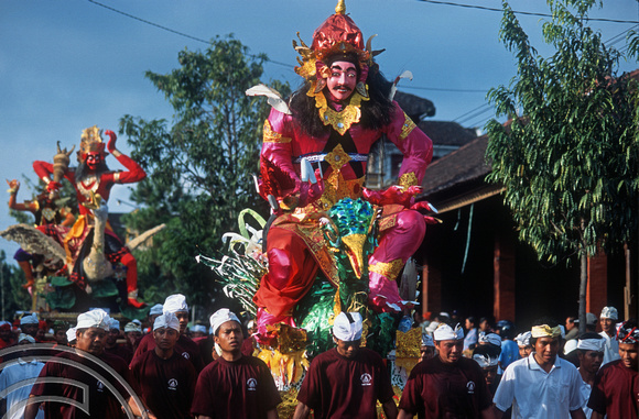 T015951. Carrying the statue of a God in a procession. Ubud. Bali. Indonesia. 19th September 2003