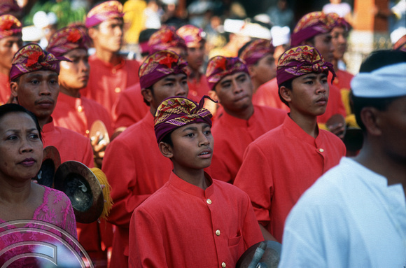T015955. Musicians in a procession. Ubud. Bali. Indonesia. 19th September 2003