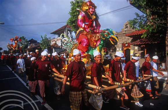 T015966. Carrying statues of the Gods in a a procession. Ubud. Bali. Indonesia. 19th September 2003