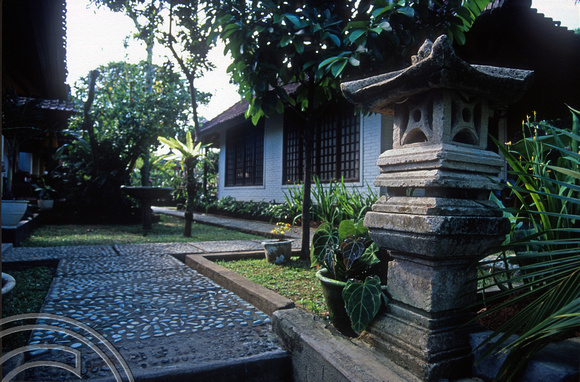 T015993. Tiled paths to private bungalows at Sagitarious Inn. Ubud. Bali. Indonesia. 20th September 2003