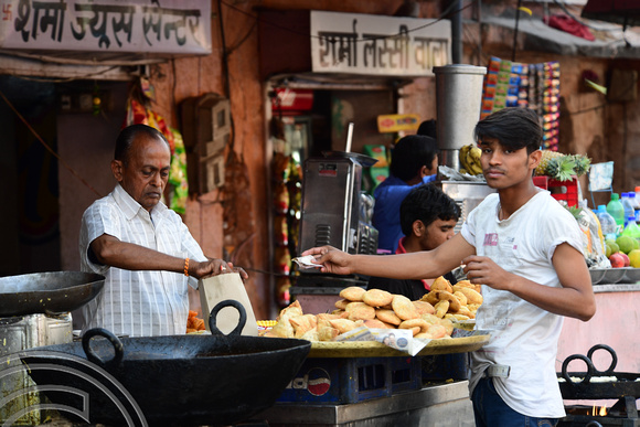 DG293269. Street vendors. Jaipur. Rajasthan. India. 10.3.18