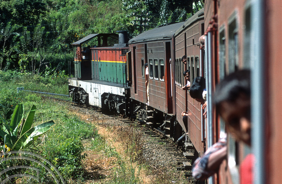 17086. Badulla - Kandy train. Sri Lanka. 4.1.04.