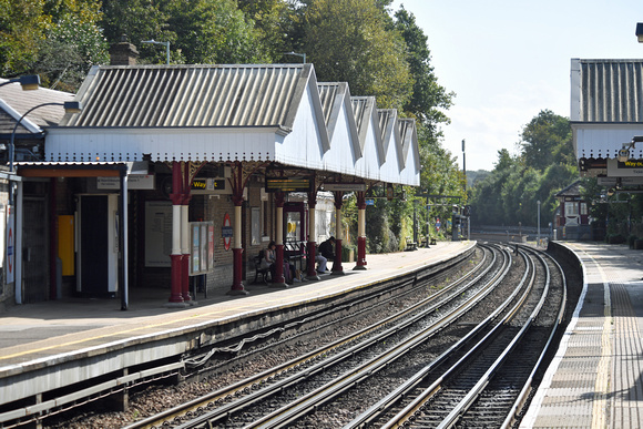 DG402199. Station platforms. Chorleywood. 25.9.2023.