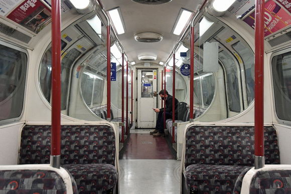 DG352640. Train interior. Bakerloo Line.13.7.2021.