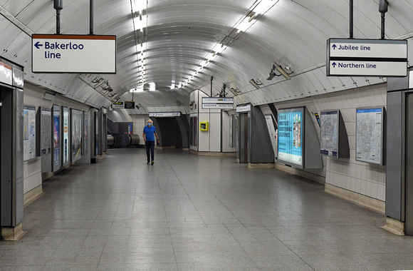 DG352634. Bakerloo Line. Waterloo. 13.7.2021.
