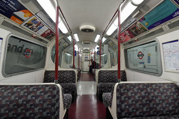 DG352643. Train interior. Bakerloo Line.13.7.2021.