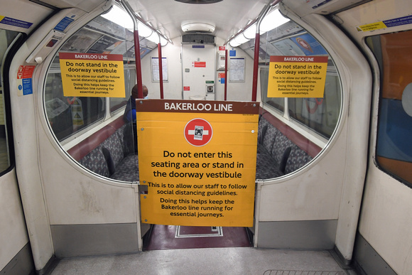 DG352645. Covid precautions. Bakerloo Line. 13.7.2021.