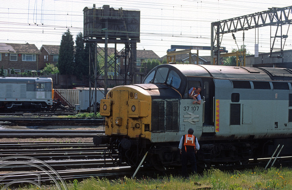 03860. 37107. Stopping for a chat. Bescot. 2.6.94