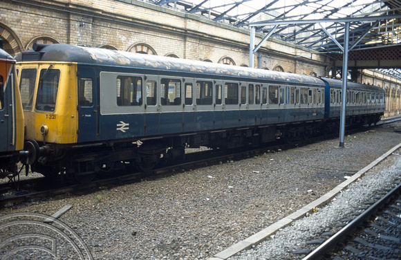 04792. 53114. 53919. Scrap DMUs en route to Glasgow. Crewe. 13.6.1995