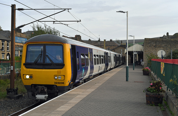 DG404179. 323236. 2G18. 1433 Manchester Piccadilly to Hadfield. Glossop. 10.10.2023.