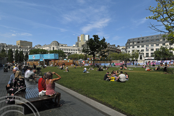 DG375491. Sun seekers in the heatwave. Piccadilly Gardens. Manchester. 18.7.2022.
