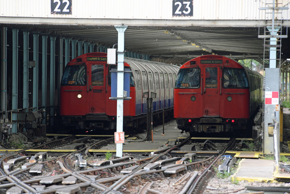 DG300330. Bakerloo line train. Queens Park. London. 20.6.18