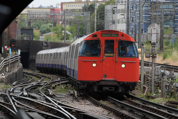 DG300347. Bakerloo line train. Queens Park. London. 20.6.18