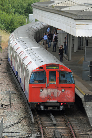DG300227. Bakerloo line train. Willesden Junction. London. 20.6.18