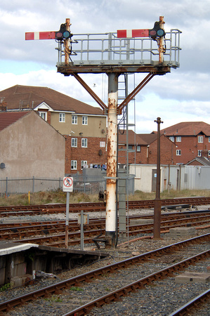 Bracket semaphore. Blackpool North. 26.9.07. DG13206