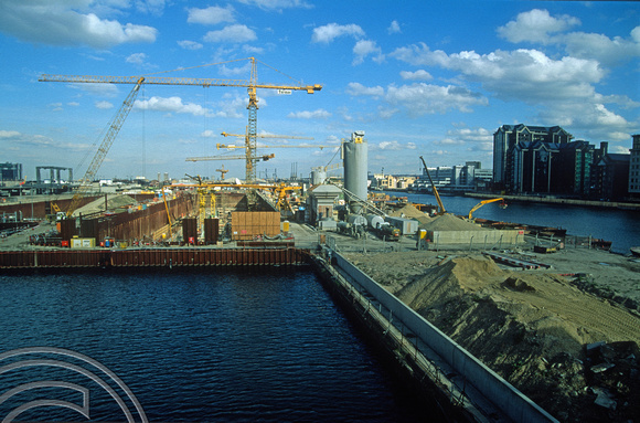 T5481. Building the Jubilee line. Docklands. London. England. 1996
