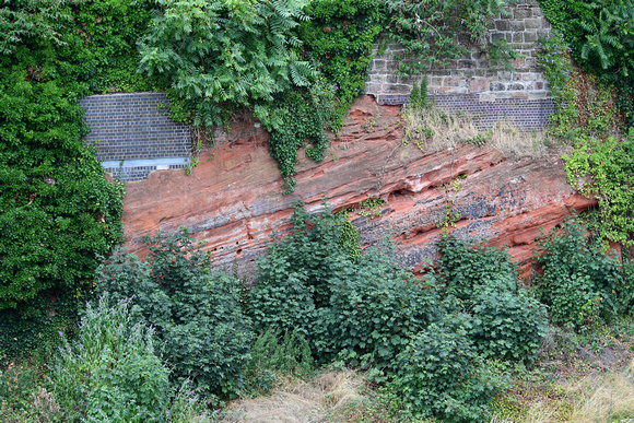 DG305161. Railway retaining walls. Frodsham. 7.8.18