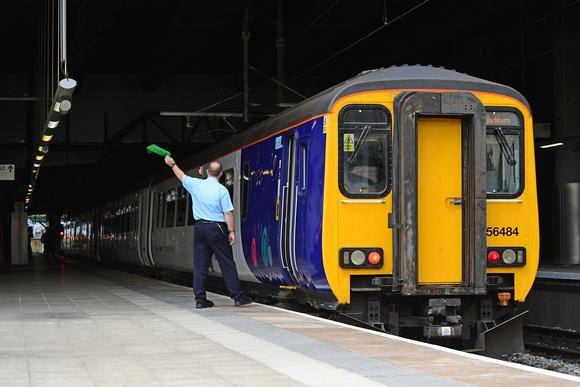 DG305193. Getting the tip. 156484. Manchester Victoria. 7.8.18