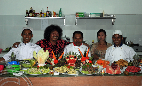 DG100191. Kitchen staff and the buffet. Candidasa. Bali. 25.12.11.