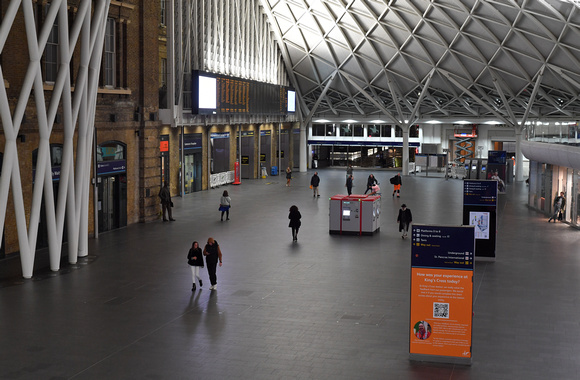 DG405820. Concourse at 00.50. Kings Cross 30.10.2023.